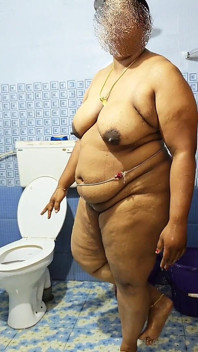Gadis india lagi mandi sambil bugil di kamar pribadinya