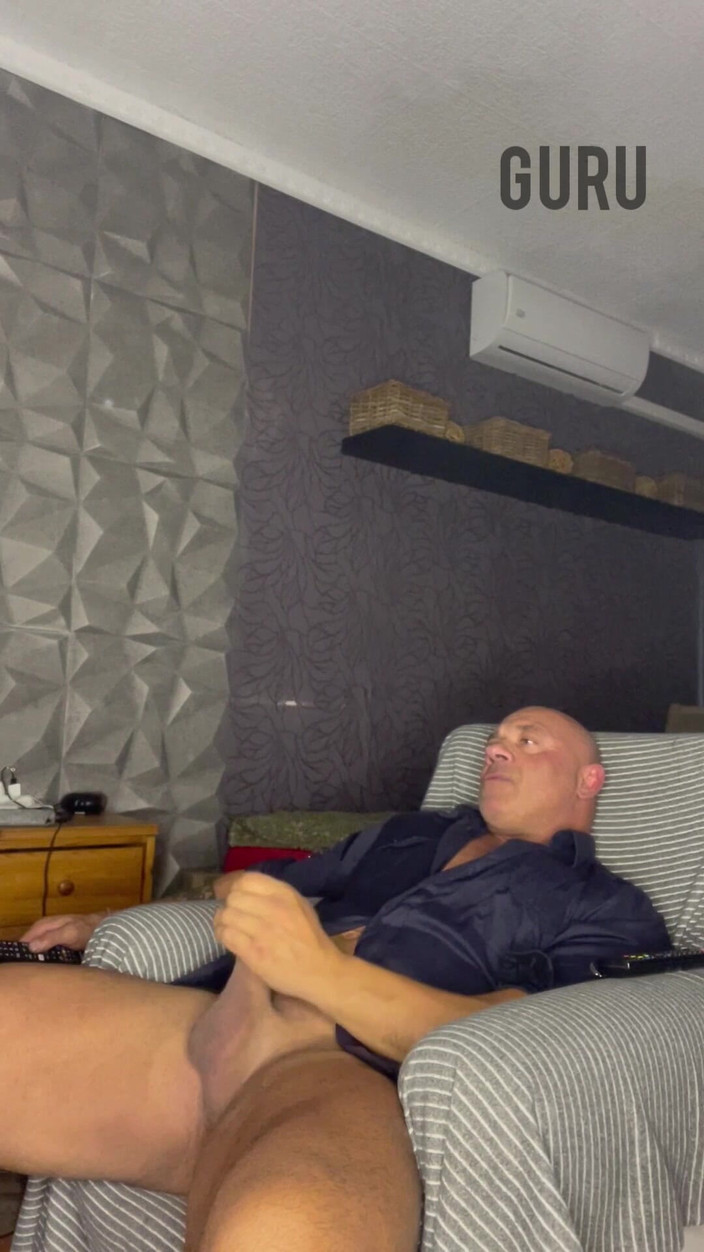 Mr. Guru: Wank Solo doma Líbí se mi toto tričko