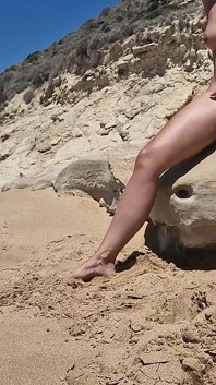 Un inconnu s’approche d’une femme qui se masturbe à poil et l’aide à faire une branlette