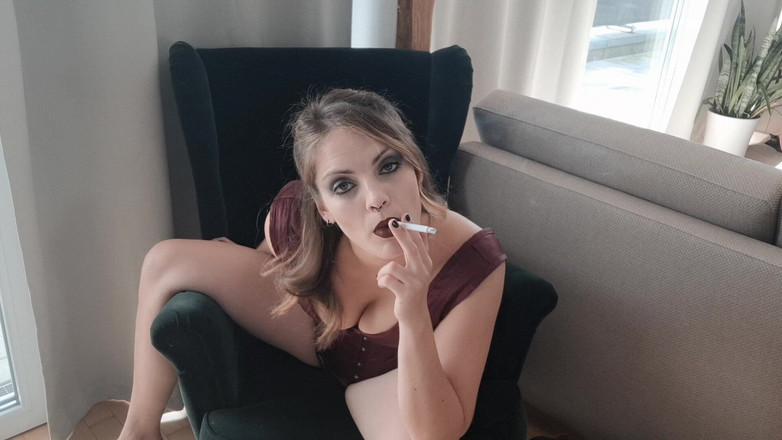 Naughty Natascha: セクシーな黒のランジェリーにサスペンダーをつけて喫煙