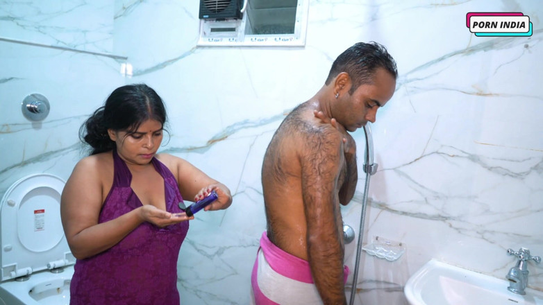 Porn India Studio: Heißes schönes paar fickt im badezimmer