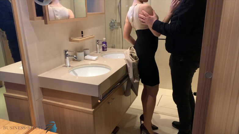 Business Bitch: Commesso caldo usata dal supervisore in bagno