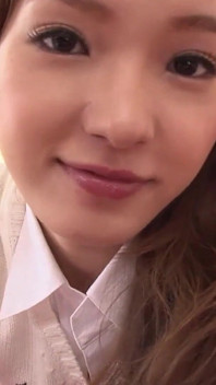 La seducente ragazza mora si sditalina la figa pelosa fino all'orgasmo estatico