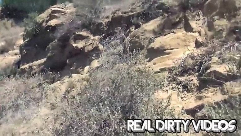 Real Dirty Videos: Schätzchen Isabella Und Ava Ficken Großen Hintern Auf Dem Wanderweg