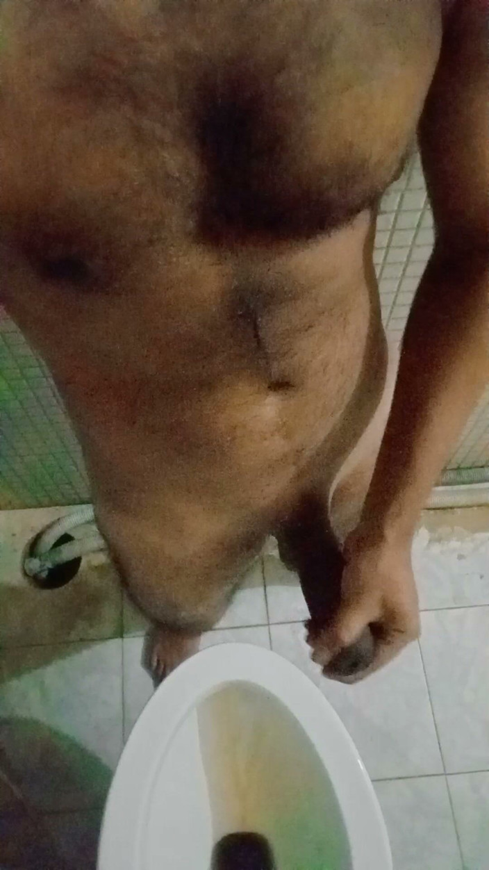 Raaz26d: Un Indien fait une branlette dans la salle de bain...