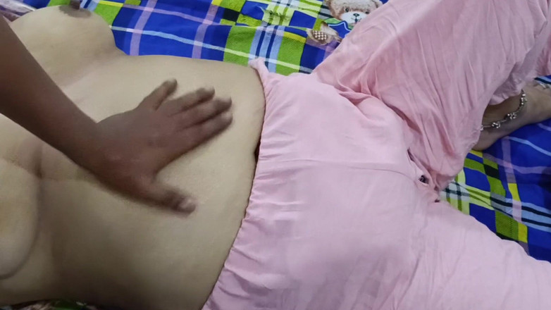 Catchybusty: Mléčná vnadná tělo teen chce masáž