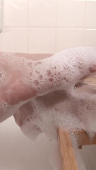Madison Skye își săpunește tootsele în Bubble Bath