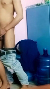 섹시한 시누이를 설득하고 혼자 있는 즉시 그녀를 따먹기 시작했습니다.