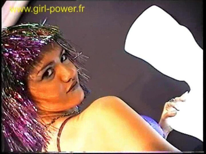 Girl P: Benen - versie anglaise