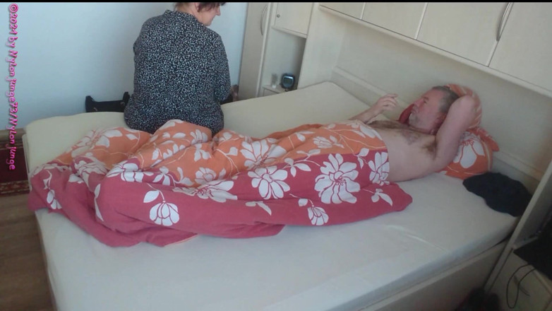 NylonjungeCarmen: Hett sexmöte med fet MILF 1 ** klä av sig **