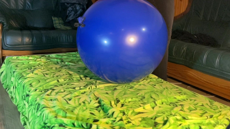 BeachBallsDuo: (cr-2) 16 énormes ballons de 60-100 cm très épais écrasés par des culs de are ! 2...