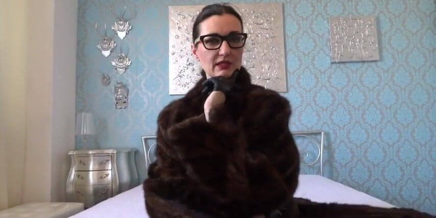 Lady Victoria Valente: Umilire cu mini-pulă