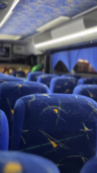 Ssę nieznanego pasażera w prawdziwym autobusie, a on spuszcza się do moich ust