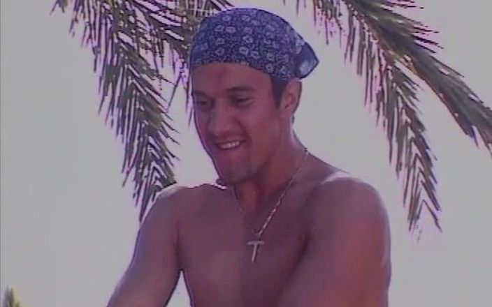 MILF and Big Wet Tits XXX: Motorista con enormes tetas se folla al jefe del grupo...