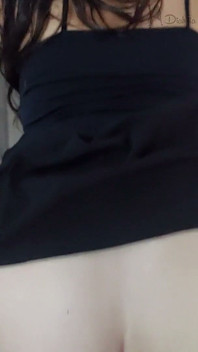 继妹故意没穿迷你裙里面的衣服，她那无法抗拒的屁股实在太诱人了