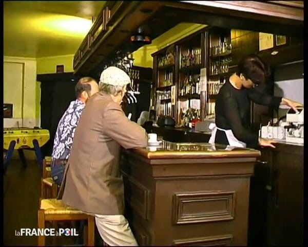 Rue Chaude: Barın patronu Carole, küçük beyaz önlüğüyle grup seks yapıyor!