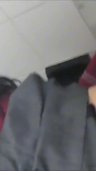 Chica universitaria follando en el baño