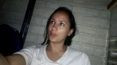 Eu me masturbo na frente dos vizinhos à noite
