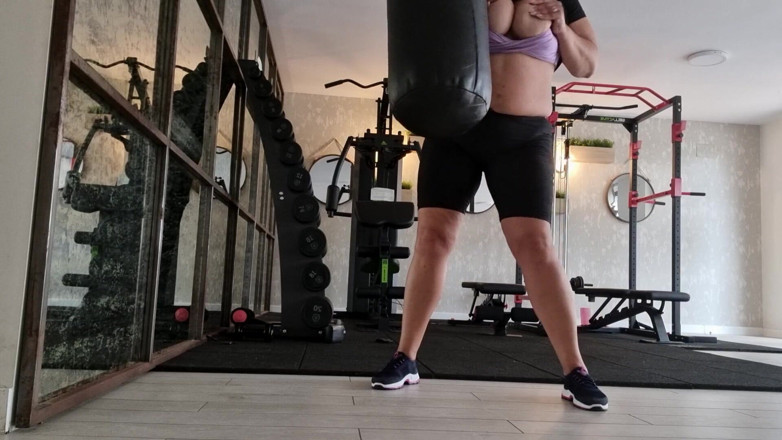 Sunny Loveli: Ibu tiri lagi asik main di gym sambil pamer toket...
