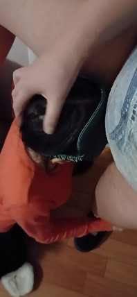Mijn stiefdochter verleidde me en ik kon me niet tegen haar verzetten, maar ik heb haar geblinddoekt zodat ik me niet zou schamen