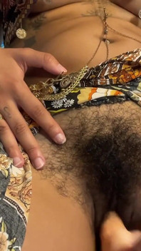 Zeiță păroasă călărește un vibrator sub fustă Boho