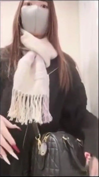 Tetas pálidas con caminata remota, las burlas de Net Cafe se convierten en un juguetón momento de mamada