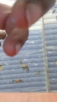 Massaggio all'olio di un indiano in bagno e con le mani