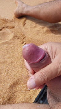 Ladysilva szarpanie swojego wielkiego gorącego kutasa, aż chwyta się na opuszczonej plaży