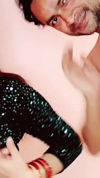 Une femme excitée se fait baiser par son mari