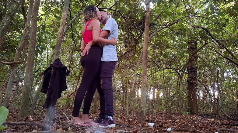 Gabi SweetCouplesStories: Setkání s venkovkou na ulici a vzít ji do lesa