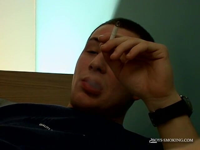 Boys Smoking: Секс с гетеро приятелями курит!