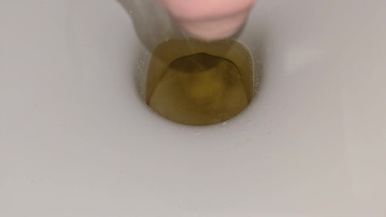 Alpha pee king: 男性がトイレにおしっこをしている