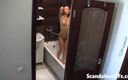Scandalous GFs: Esmer kız arkadaşım uzun çekici bir duş alıyor