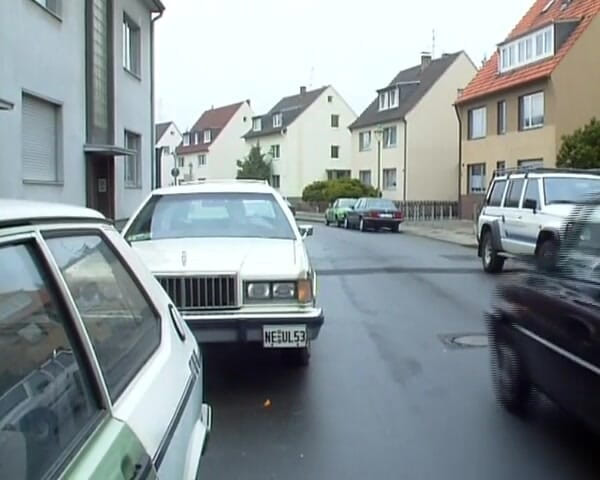 German amateur couples: Dwie oszałamiające niemieckie pisklęta dzielą załadowanego kutasa na stole w...