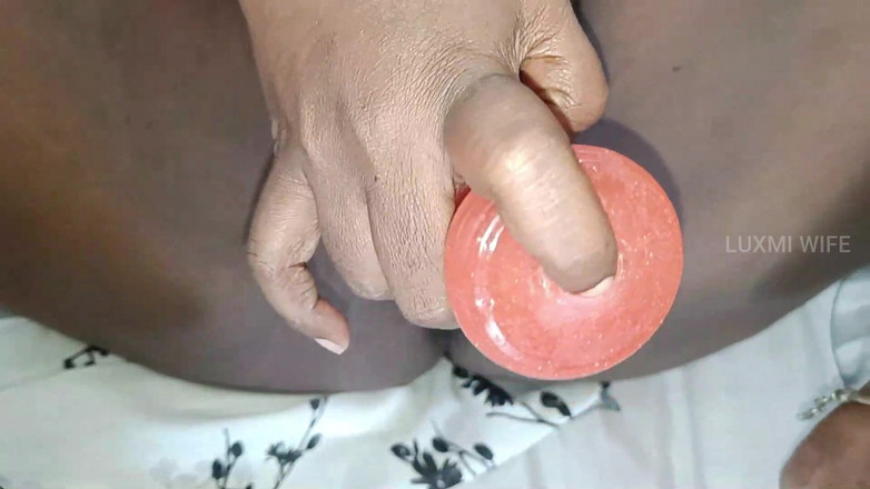 Luxmi Wife: 人妻从阴户流出高潮 - 8