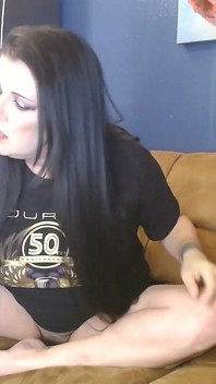 Mamă sexy care fumează doar în tricou