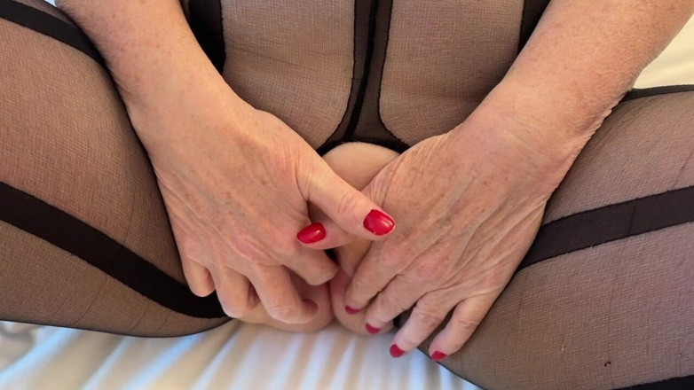 Mr MF: Doamna Matură Picioare într-un costum sexy