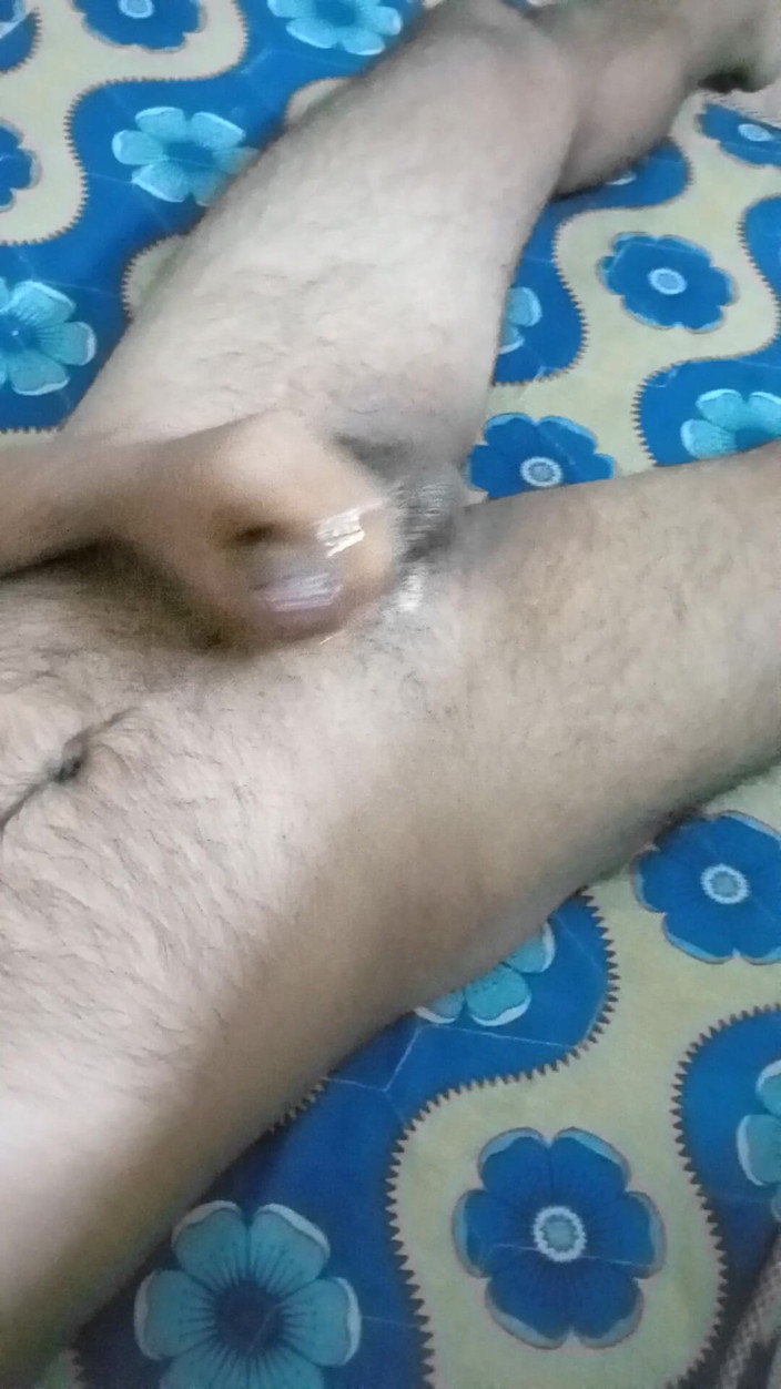 Raaz26d: Ungându-mi și masturbându-mi pula mare în timp ce mă gândesc la vecinul...