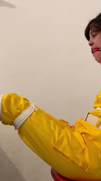 April O'neil đi chân trần và cù