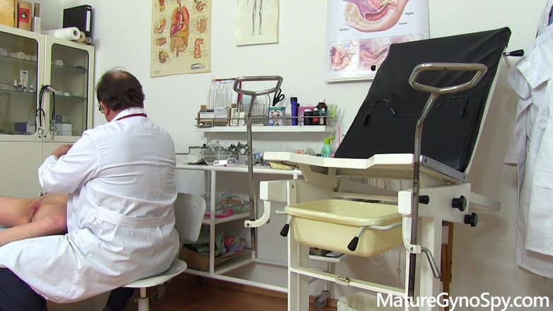 Mature Gyno Spy: Ginecologo maturo - Filmati medici in cam di una giovane paziente...