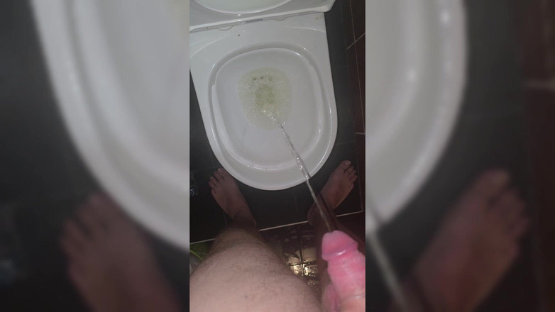 Jimbob Star GAY: Jimbob pisse dans les toilettes
