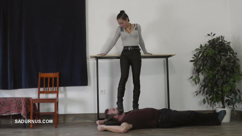 Sadurnus: Sydney Aplastó La Cara De Un Esclavo Con Una Bota