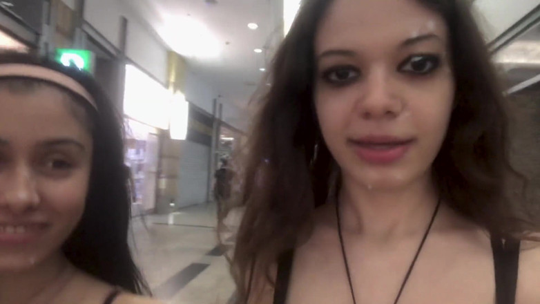 Dolls Cult: Doppia passeggiata di sperma al centro commerciale dopo un enorme...