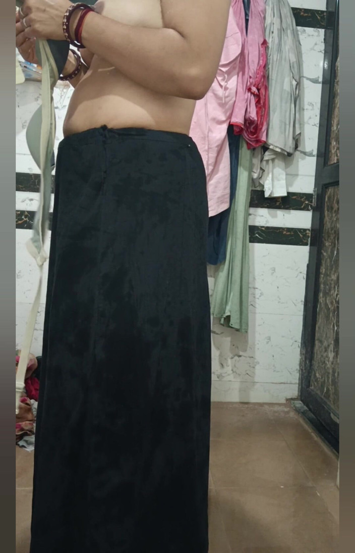 Priyahot77: Priya si kakak ipar india lagi asik pamer memek tembus...