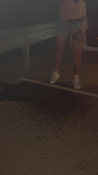 Doccia dorata su una strada