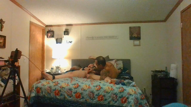 Satin Lady: साटन महिला Jrock को खिलौनों के साथ खेलने देती है।