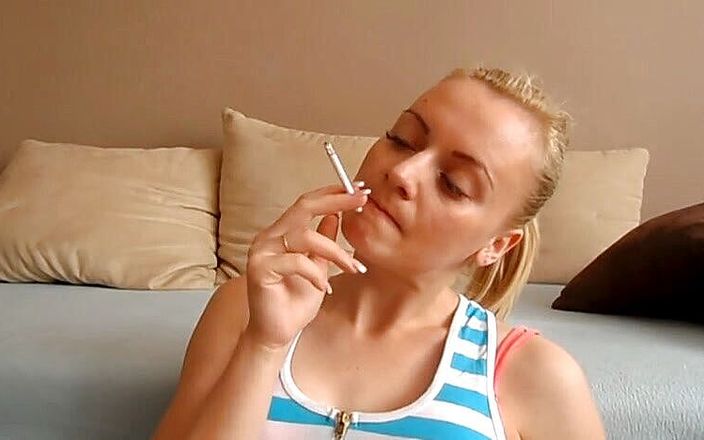Femdom Austria: Blonde lieverd rookt een sigaret in close-up video