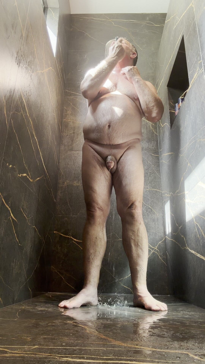 GottaLuvBB: Sledujte, jak se sprchujem a holím