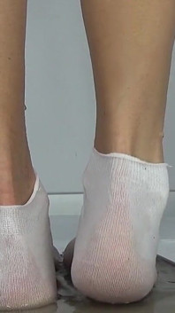나는 흰 양말로 오줌을 싸고 있습니다