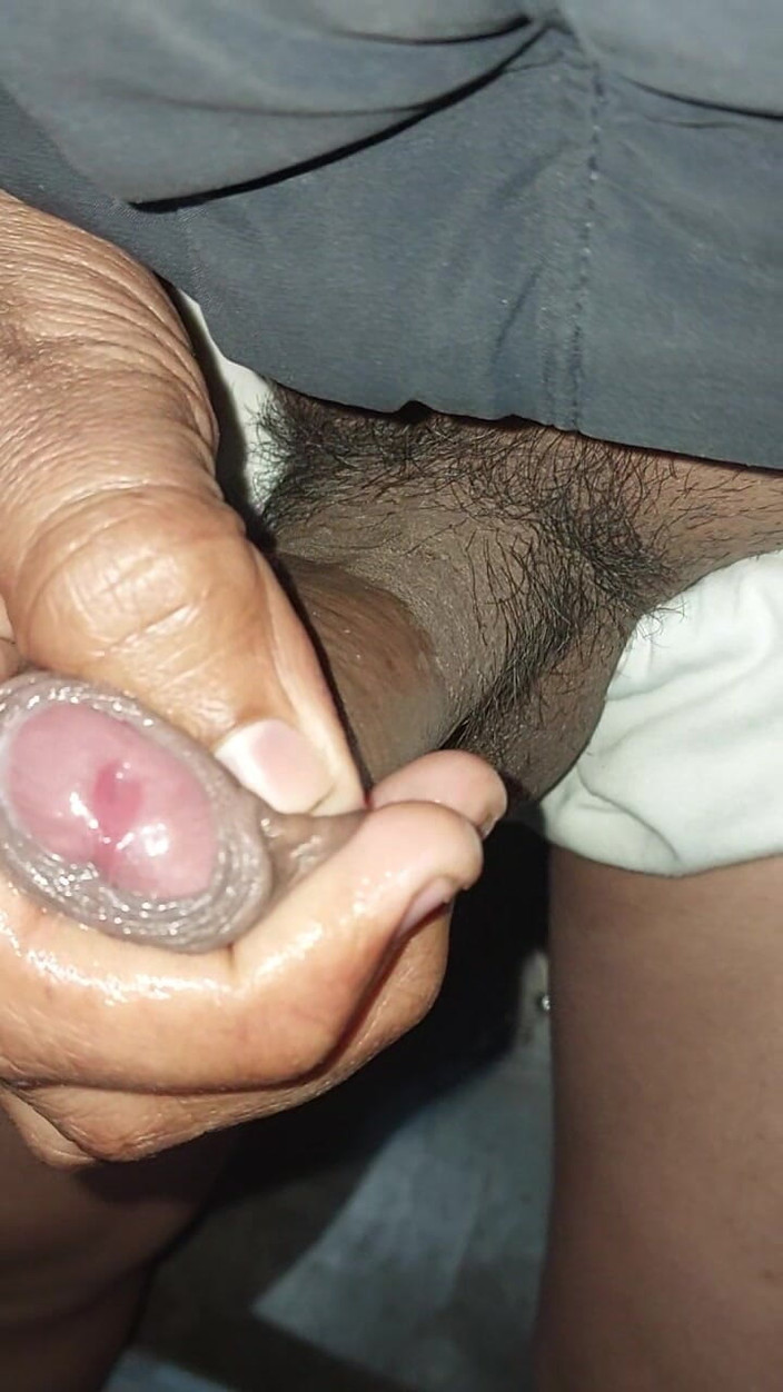 Bigcocka: Memijat kontol hitam bigcockku yang pernah kulihat